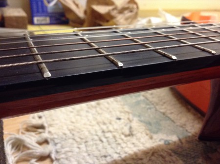 Muestra de los trastes levantados.